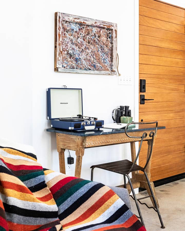 A bedroom with a bed and desk in a room